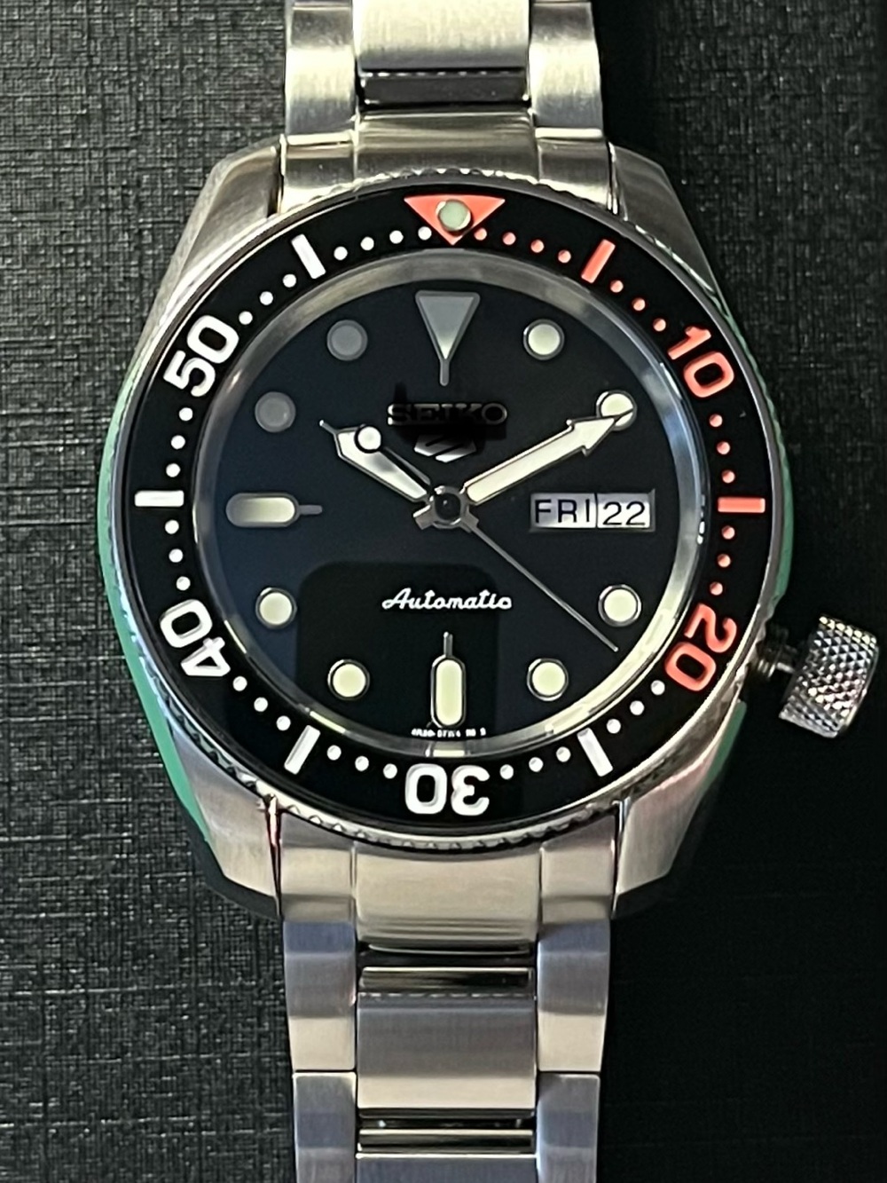 Diver watch: black dial. 42mm